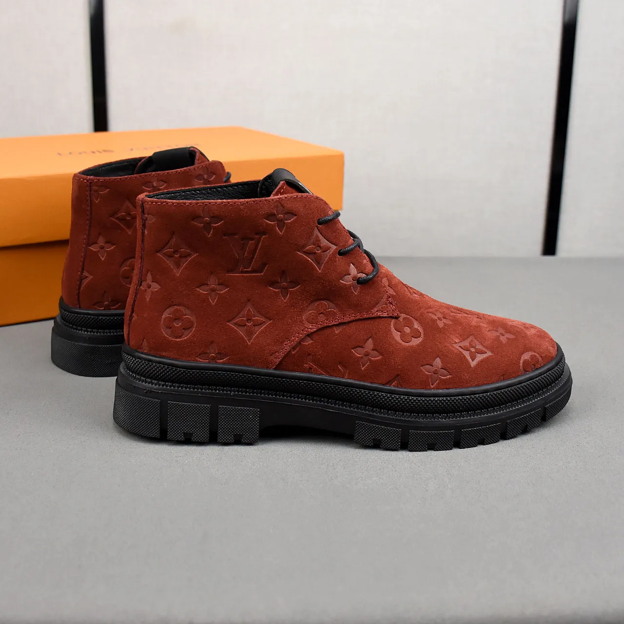 PP leather 230 gross 250👟👟👟LOUIS VUITTON LV donkey brand new thick-soled lace-up big-toe shoes men's casual shoes high-top short boots. These boots are made of waterproof nubuck to create a lightweight and comfortable shoe body. The trendy attitude of being both strong and soft makes it an everyday choice. ✔Upper: imported nubuck leather ✔Lining: sheepskin or wool ✔Outsole: molded outsole Size: 38-44